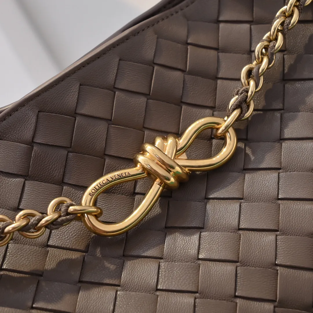 Batch 2460 BOTTEGA VENETA 2024 spring and summer new small ANDIAMO chain bag is also available! 🔥🔥I believe many friends have been waiting for a long time. The metallic chain adds a touch of sophistication to the original softness and elegance of Andiamo. The collision of classic craftsmanship and elegance creates a different kind of beauty. Style number: 6009 Size: 32*24*12cm